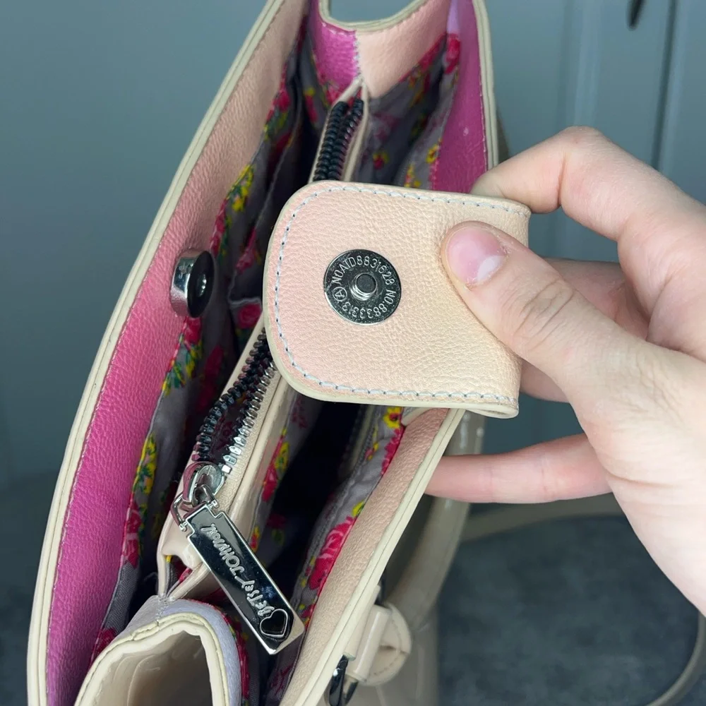 Betsey Johnson Purse Heart Debossed Multi-Compartment Crossbody Sand Beige Purse - Picture 7 of 11